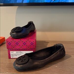 Tory Burch Black Minnie Travel Ballet Flats with powder coated Logo. Leather Sz9